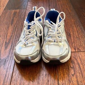 EUC women's Avia tennis shoes